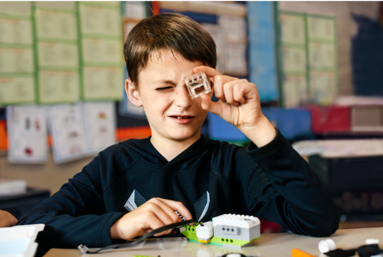 Αγόρι που προσπαθεί να ισορροπήσει τη γνώση και το παιχνίδι με LEGO® Education Ρομποτική